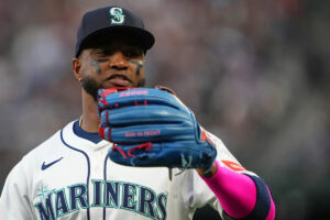Mariners reinstate Victor Robles from IL, start him in right field while he appeals 10-game suspension