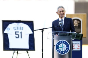 Ichiro Suzuki thanks Randy Johnson for allowing him to wear No. 51 as Mariners retire his jersey