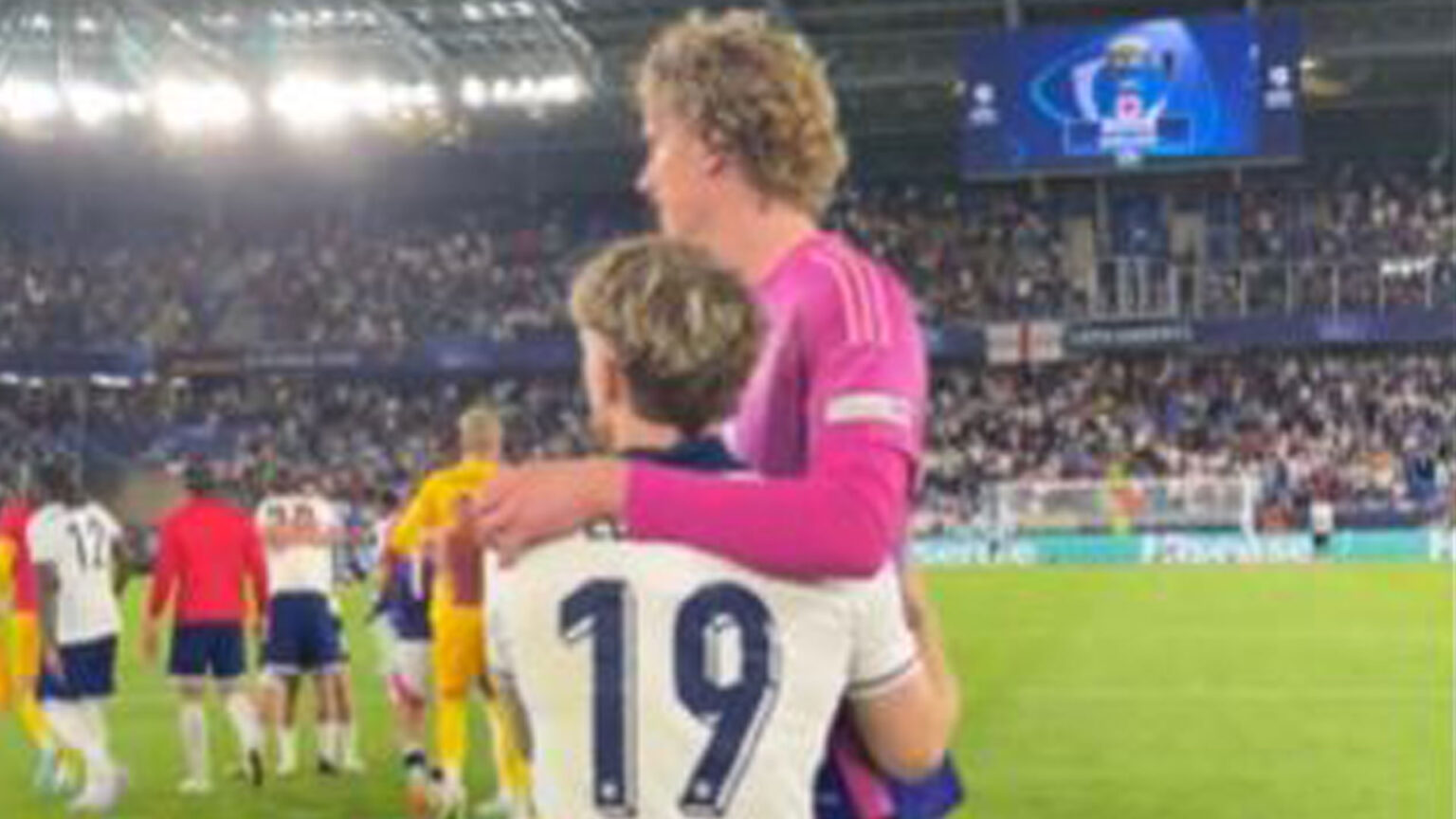 Fans stunned at size of Newcastle’s Isak replacement Nick Woltemade as he dwarfs over Liverpool star