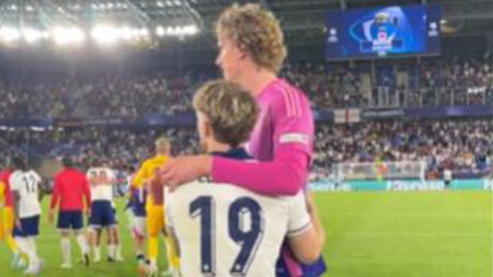 Fans stunned at size of Newcastle’s Isak replacement Nick Woltemade as he dwarfs over Liverpool star