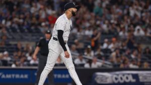 Aaron Boone explains why Yankees went with Devin Williams in 10th inning of Friday's loss to Astros