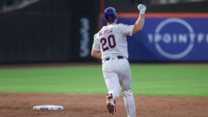 Darryl Strawberry congratulates Pete Alonso on passing his Mets HR record