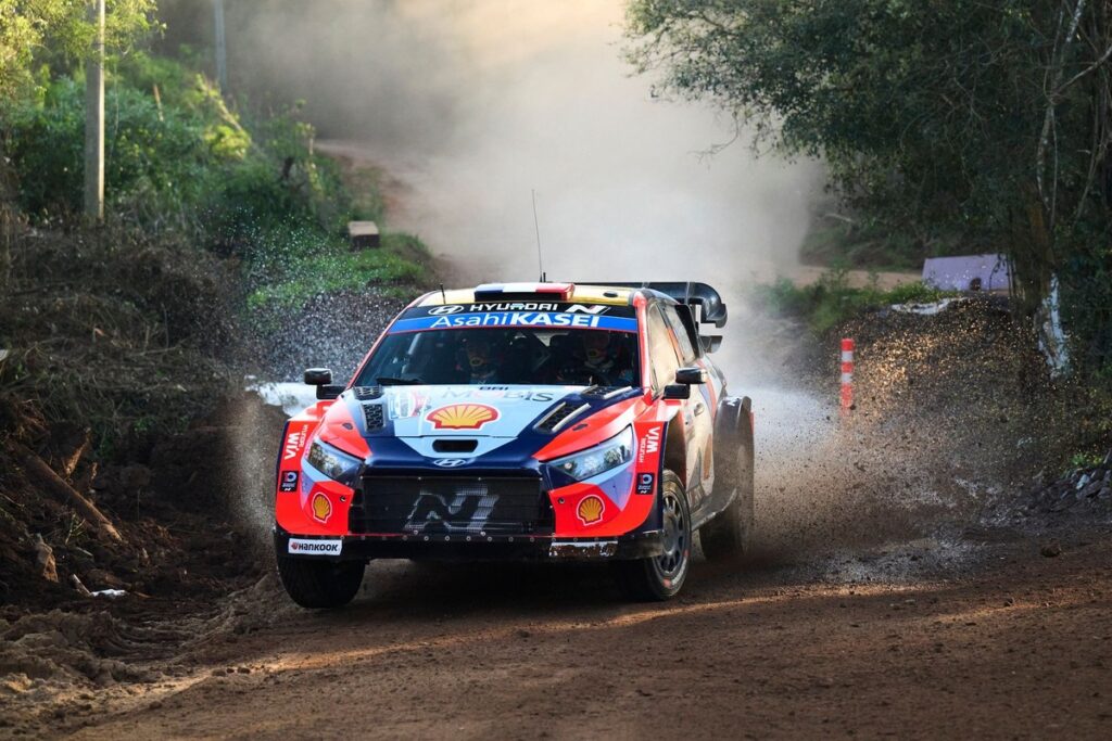 Fourmaux suffers late retirement from WRC Rally Paraguay