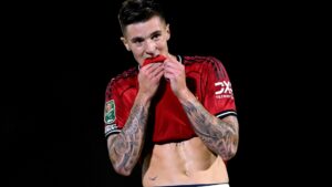 ‘Major red flag’ – Man Utd fans fearing worst for Benjamin Sesko after shying away from penalty in Grimsby humbling