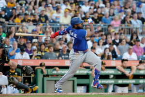 Blue Jays star Vlad Guerrero Jr. leaves loss to Pirates early with apparent hamstring injury