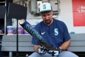 Mariners’ Cal Raleigh hits 46th homer, becomes 1st catcher with consecutive 100 RBI seasons in 25 years