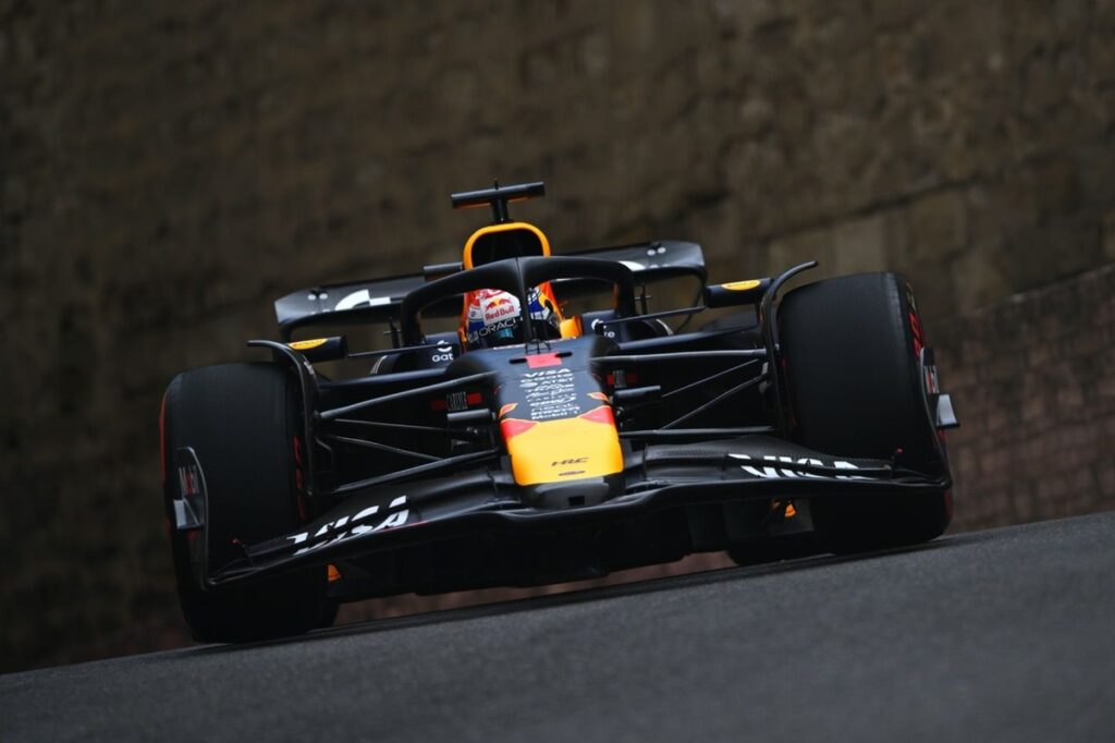 Verstappen denies Sainz pole in chaotic qualifying as Piastri crashes