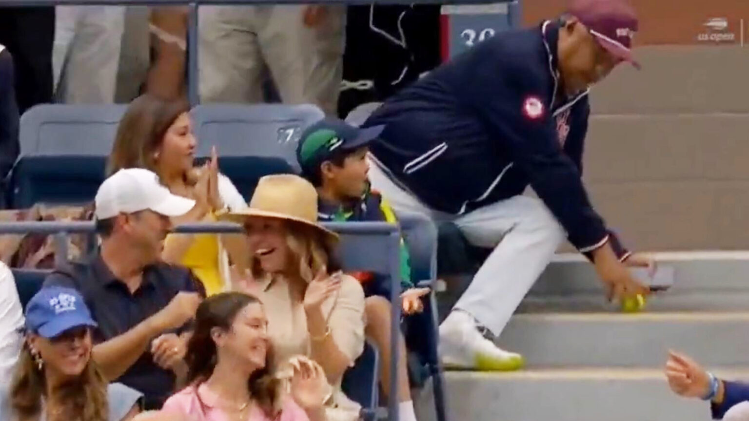 US Open fan makes smart decision to avoid ‘Phillies Karen’ controversy as viewers spot kid ball gift moment