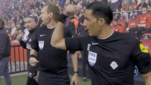 Referee hauls players off pitch moments before huge PSV vs Ajax clash in infamous De Topper rivalry