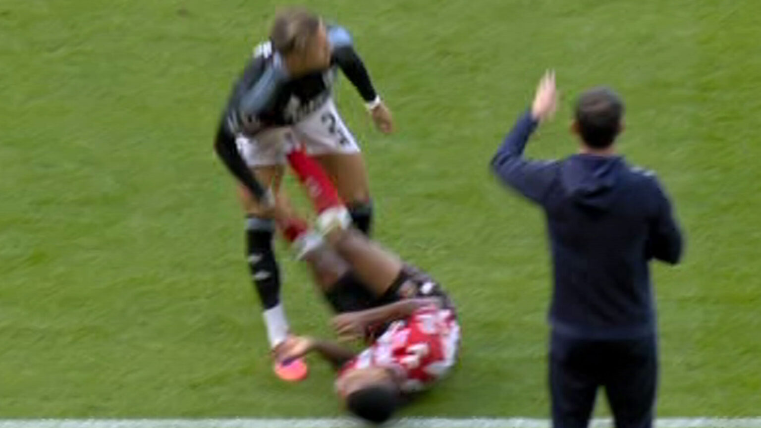 Sunderland star Reinildo lashes out at Matty Cash and sent off in moment of madness