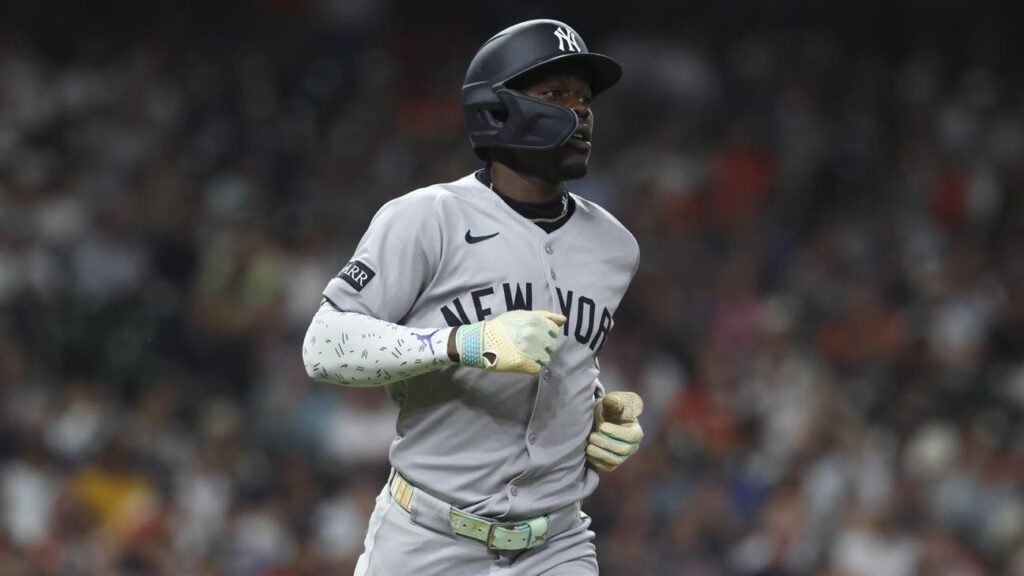 Yankees' Jazz Chisholm Jr. exits Thursday's game vs. Astros with apparent knee injury