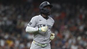 Yankees' Jazz Chisholm Jr. exits Thursday's game vs. Astros with apparent knee injury