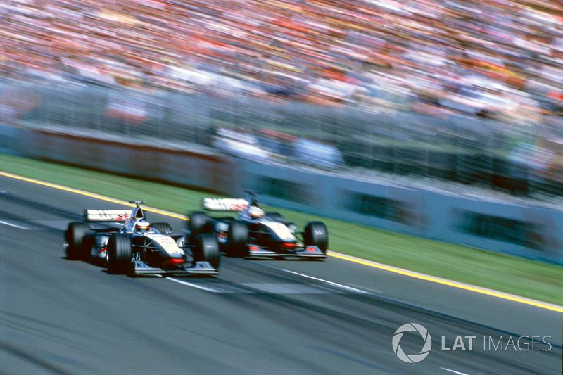 Mika Hakkinen passes David Coulthard