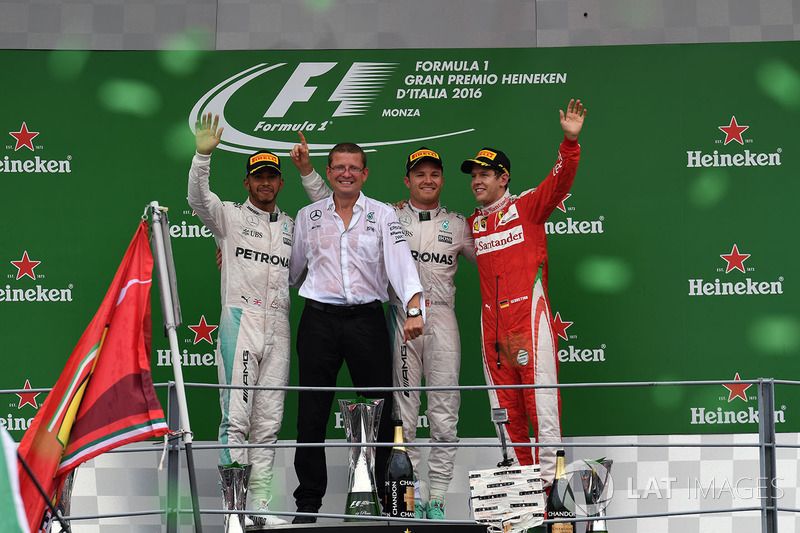 Nico Rosberg, Mercedes AMG F1, second place Lewis Hamilton, Mercedes AMG F1, Simon Cole, Mercedes AMG F1 Chief Track Engineer, third place Sebastian Vettel, Ferrari