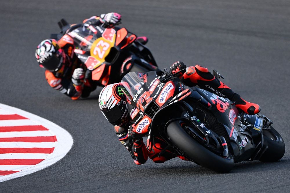 Enea Bastianini, Red Bull KTM Tech 3, Marco Bezzecchi, Aprilia Racing