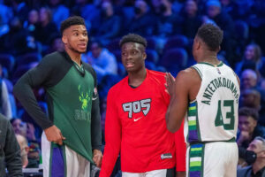 Bucks sign Alex Antetokounmpo, Giannis’ youngest brother, to 2-way deal in historic NBA move