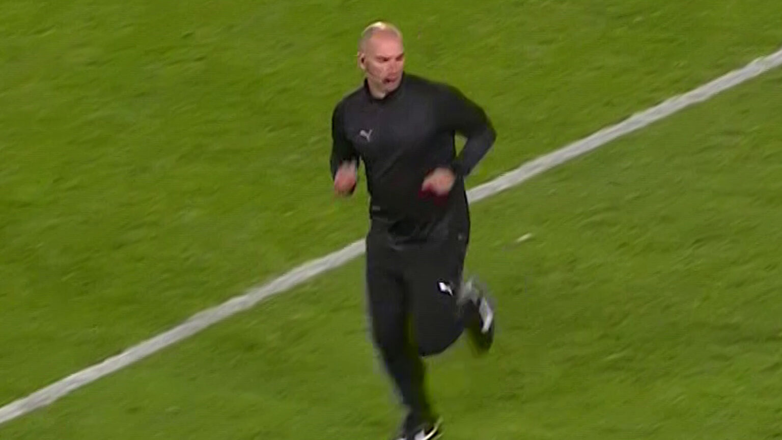 Brentford vs Liverpool second half DELAYED after referee suffers injury and has to be replaced Brentford vs Liverpool second half DELAYED after referee suffers injury and has to be replaced