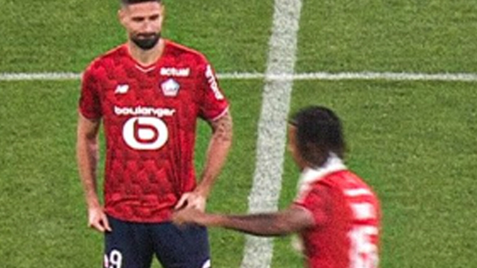 Man Utd star kicks off match for another club as he shares moment with Premier League legend