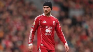 Why is Alexis Mac Allister wearing a hat during Liverpool vs Man Utd?