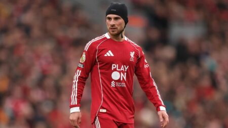 Why is Alexis Mac Allister wearing a hat during Liverpool vs Man Utd?