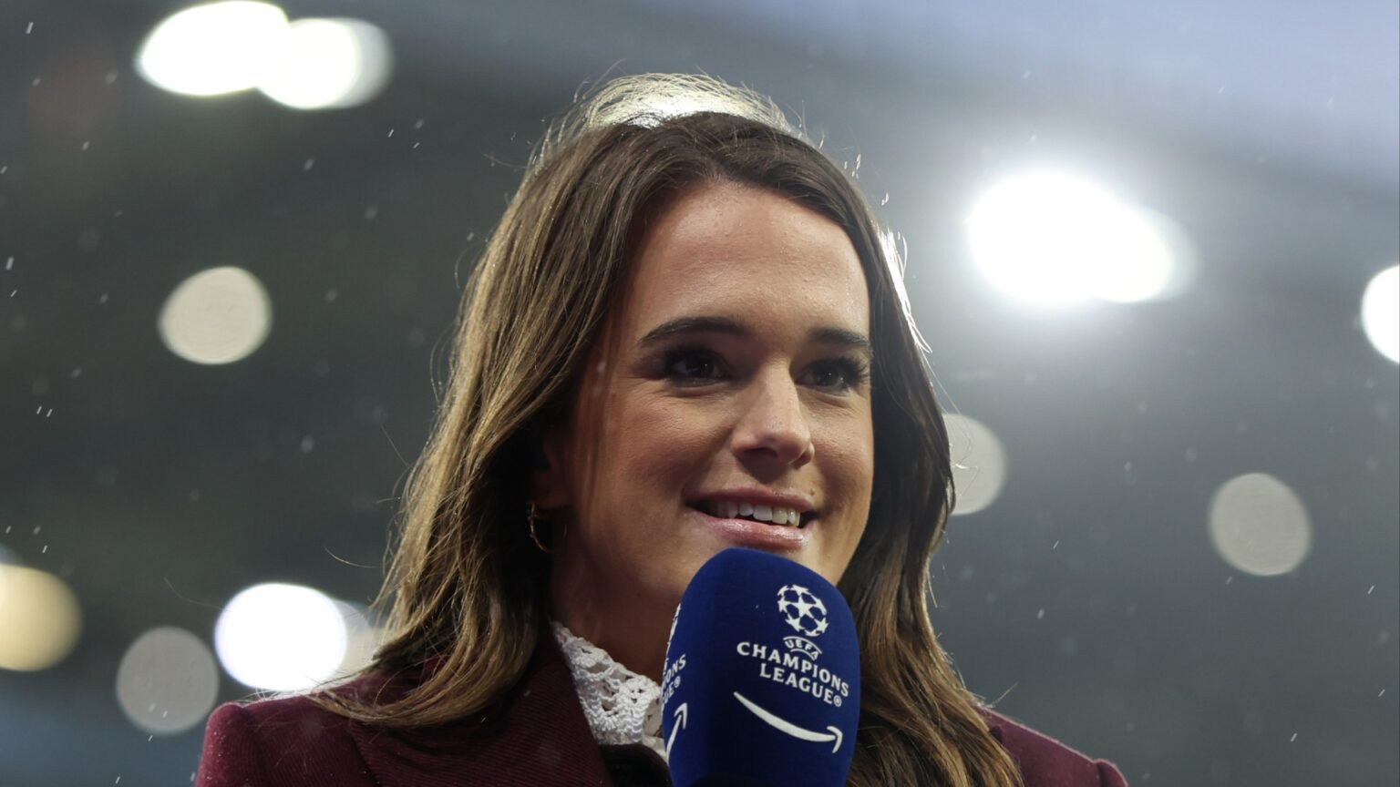Who is sports interviewer Alex Aljoe, and how many languages does she speak?