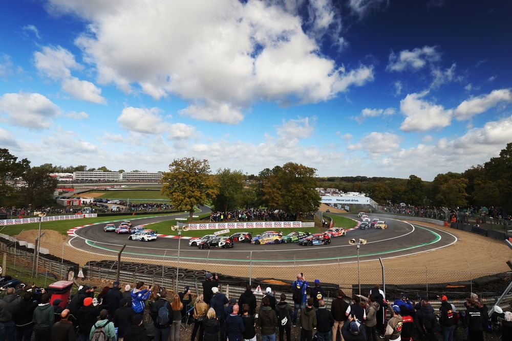 Dan Cammish, NAPA Racing UK Ford Focus ST leads at the start