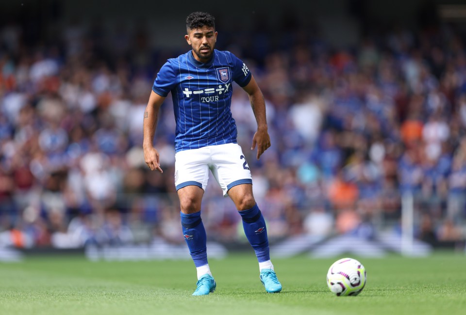 a soccer player wearing a blue and white uniform that says ' auto ' on it
