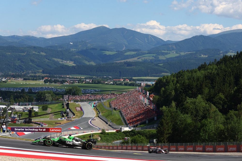 Nico Hulkenberg, Sauber, Esteban Ocon, Haas F1 Team