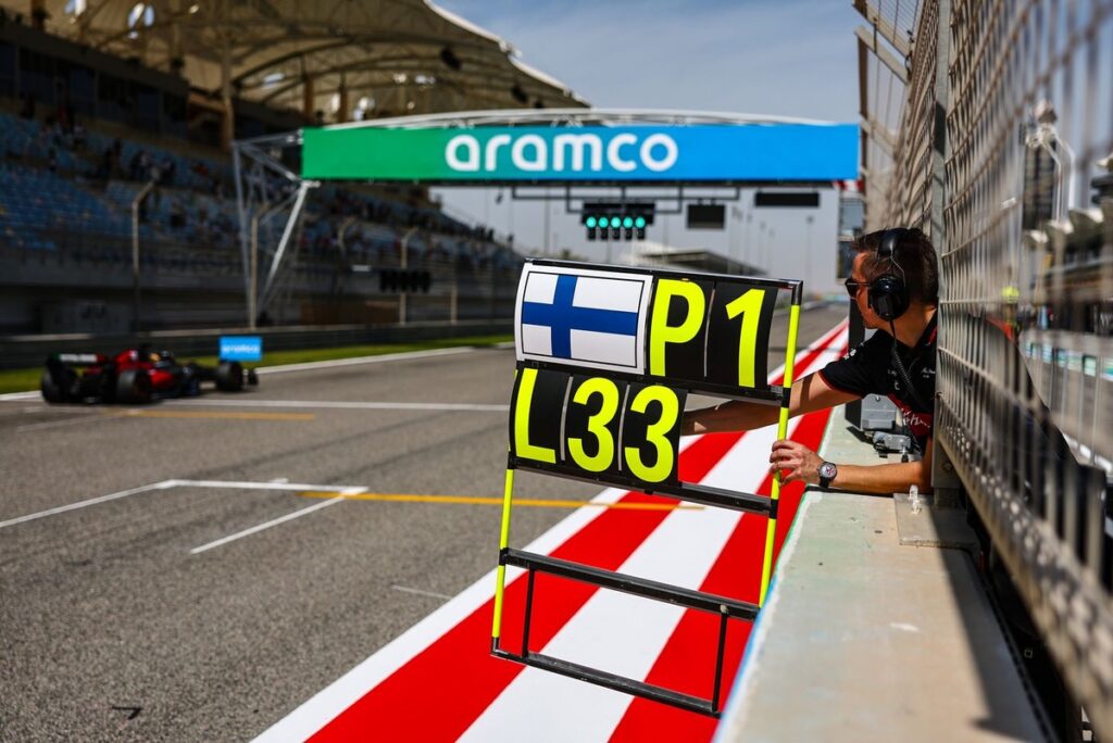 Why radios haven’t fully replaced F1 pitboards