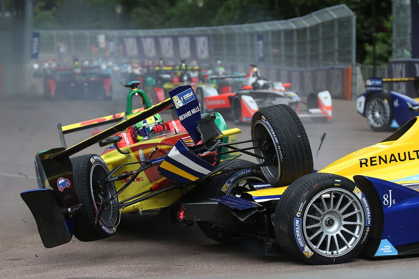 Sebastien Buemi and Lucas di Grassi clash at the 2015-2016 London ePrix