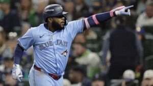 Guerrero, Springer sparks Blue Jays, who hit 5 HRs and cut Mariners ALCS lead to 2-1 with 13-4 rout