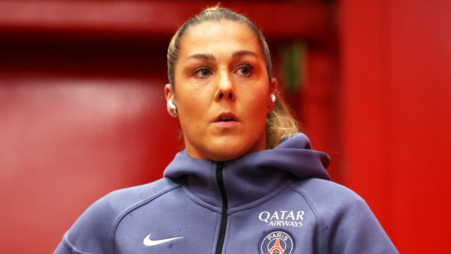 Mary Earps booed with every touch as pantomime villain returns to Man Utd after swipe at Lionesses pals Mary Earps booed with every touch as pantomime villain returns to Man Utd after swipe at Lionesses pals