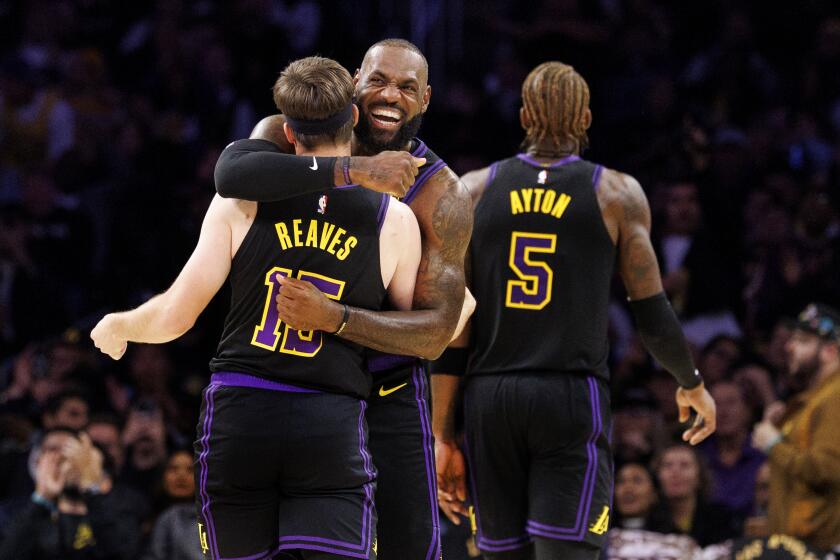 Hernández: LeBron James’ ‘very unselfish’ play shows he can fit in. Will it continue? Hernández: LeBron James’ ‘very unselfish’ play shows he can fit in. Will it continue?