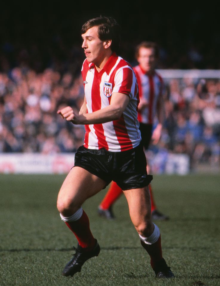 Gary Rowell playing for Sunderland in a red and white striped shirt and black shorts.