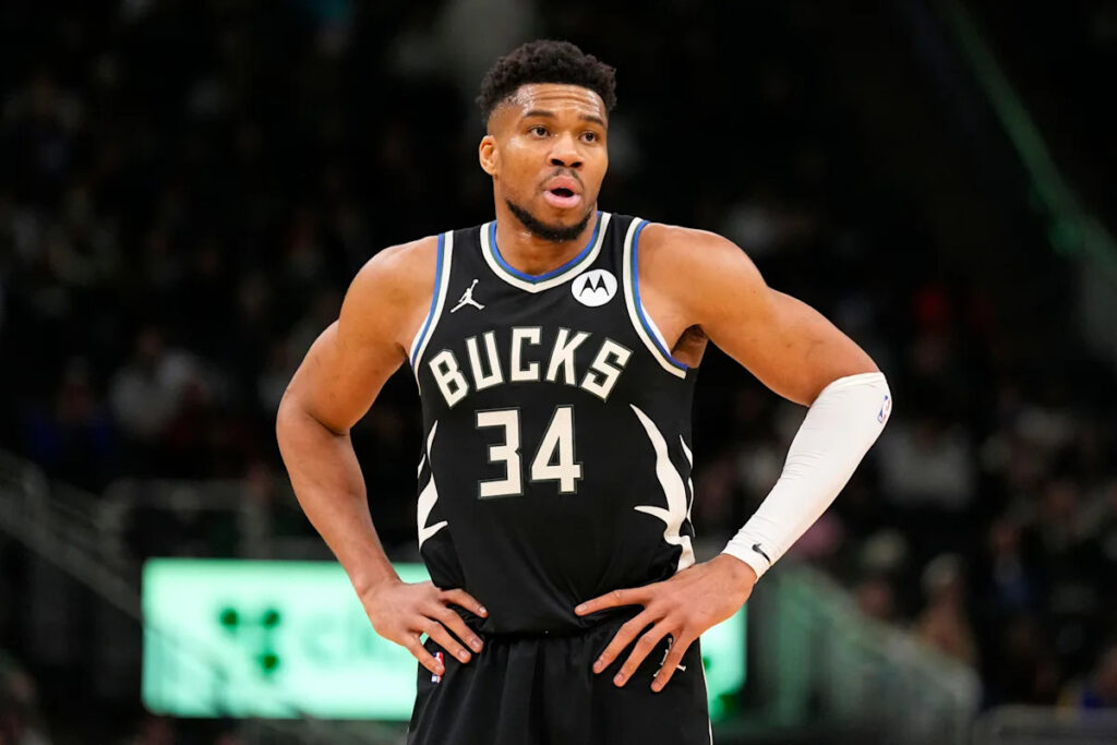 Giannis Antetokounmpo injury update: Bucks star forced from game late