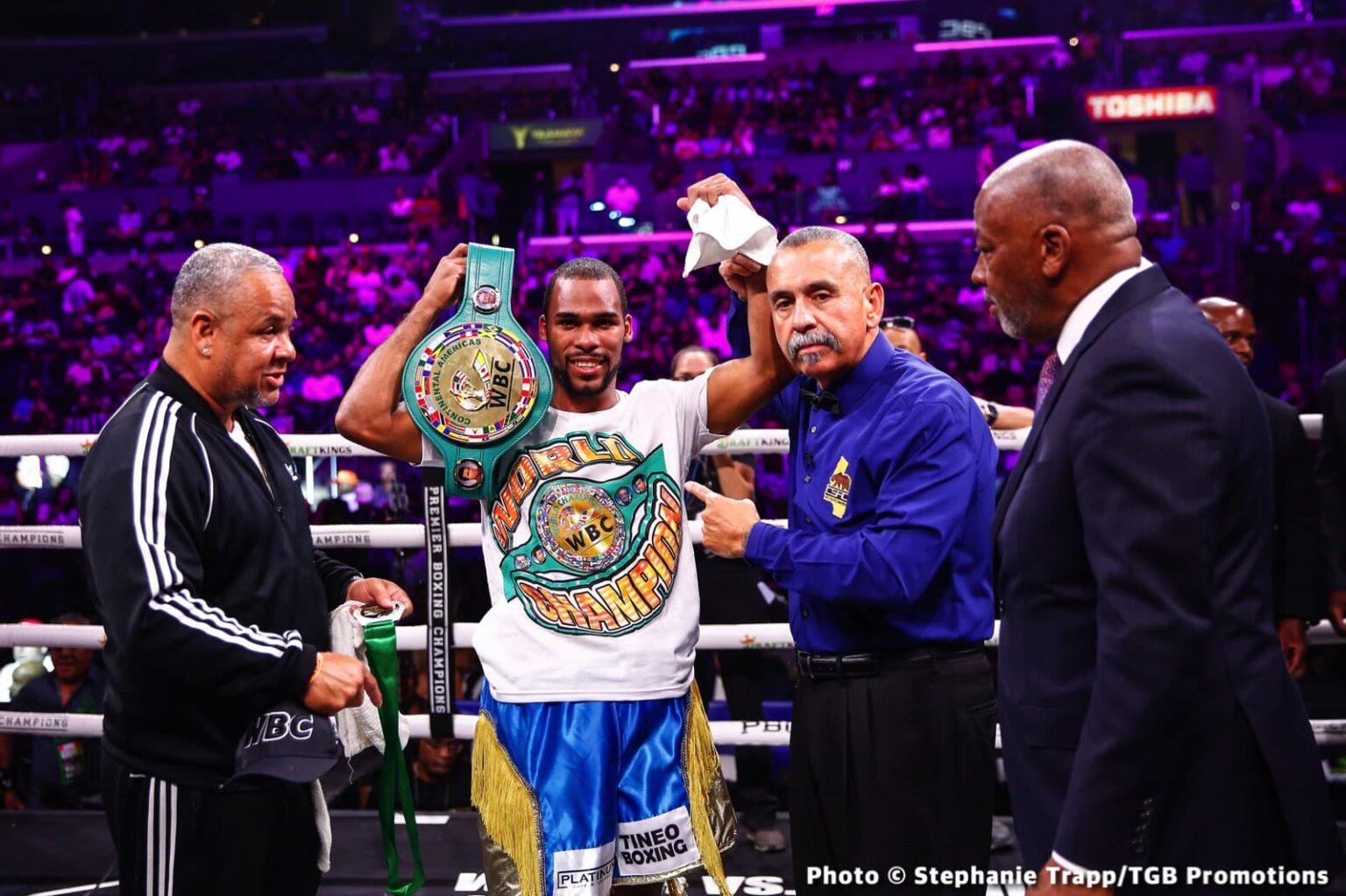 Edwin de Los Santos Signs With Zuffa Boxing at Lightweight