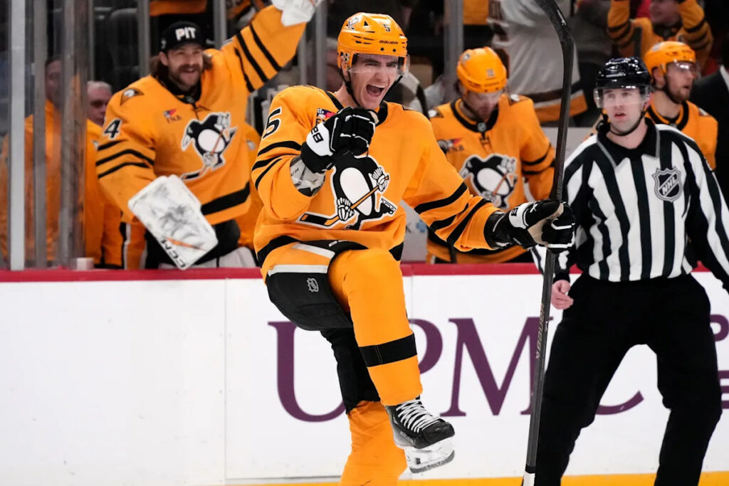 Penguins have 4-goal 2nd period to rout Blackhawks 6-2 for 5th straight win