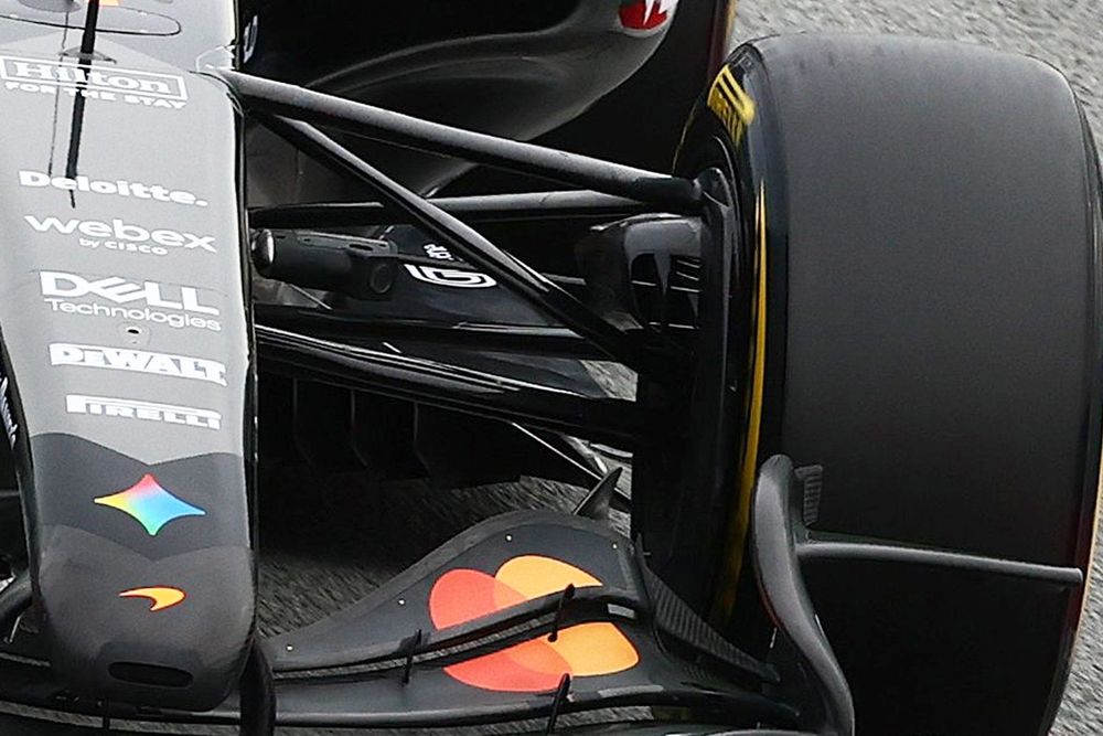 De pushrod voorwielophanging van de McLaren MCL40, met een behoorlijke anti-dive