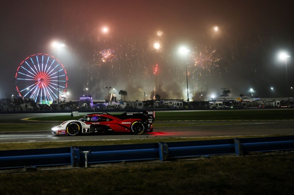 Fog halts green-flag running as Porsche remains in control