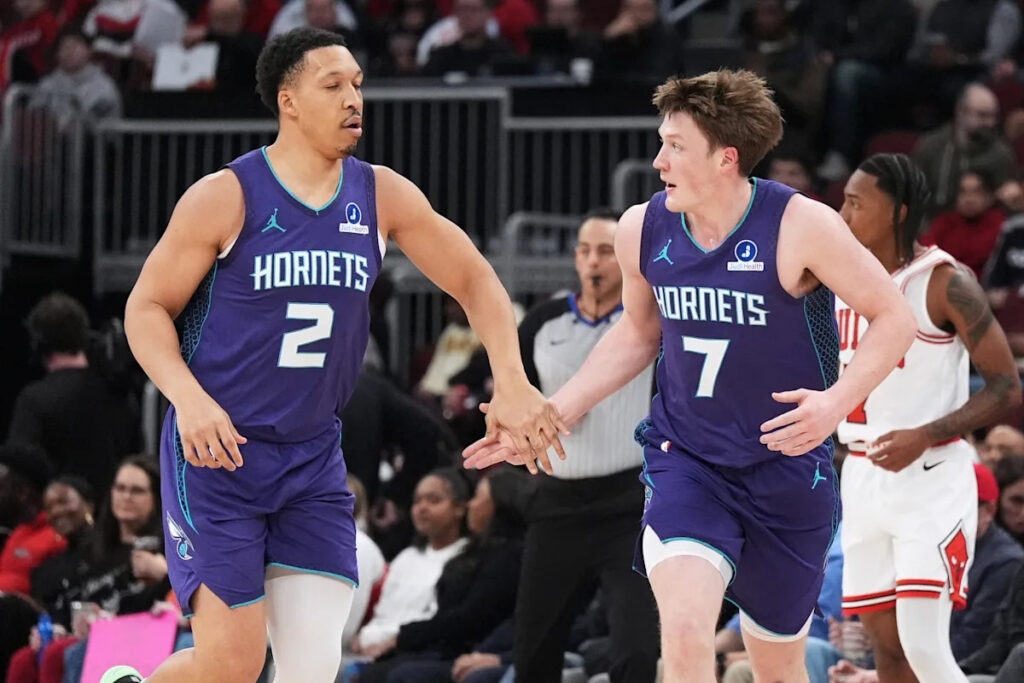 Miller, Knueppel lead Charlotte past Chicago 131-99 for 8th straight road win