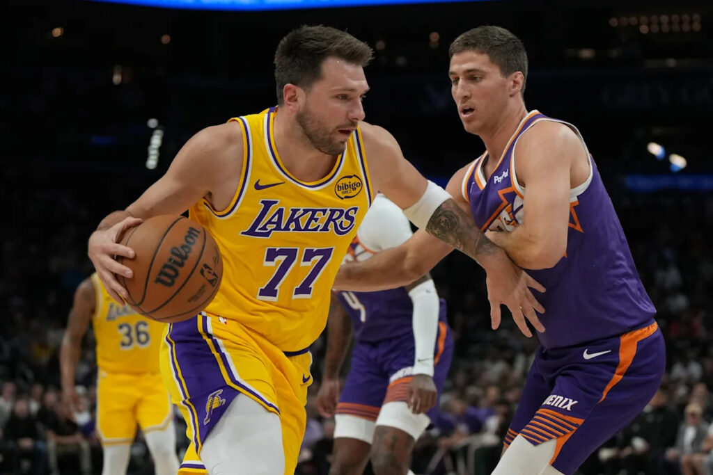 Royce O’Neale hits last-second 3 to lift short-handed Suns over Lakers, 113-110