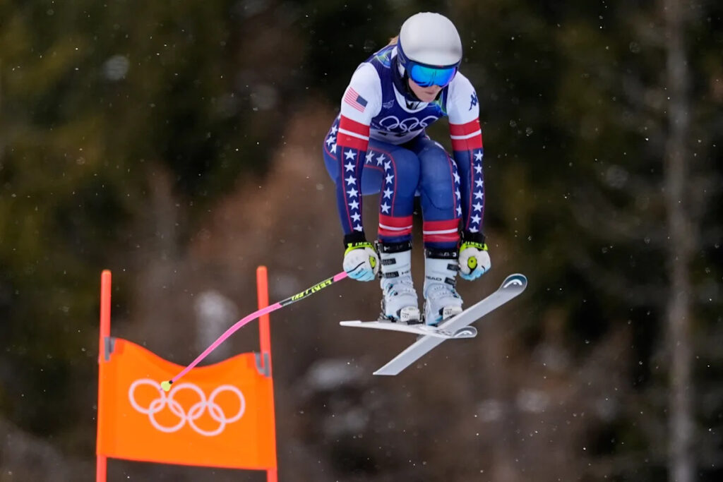 Lindsey Vonn completes another training run and ready to race Olympic downhill on injured knee