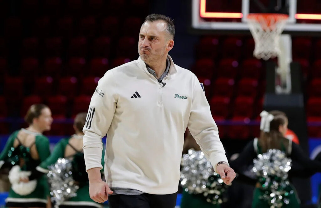 UWGB basketball coach Doug Gottlieb slams table in fiery postgame rant