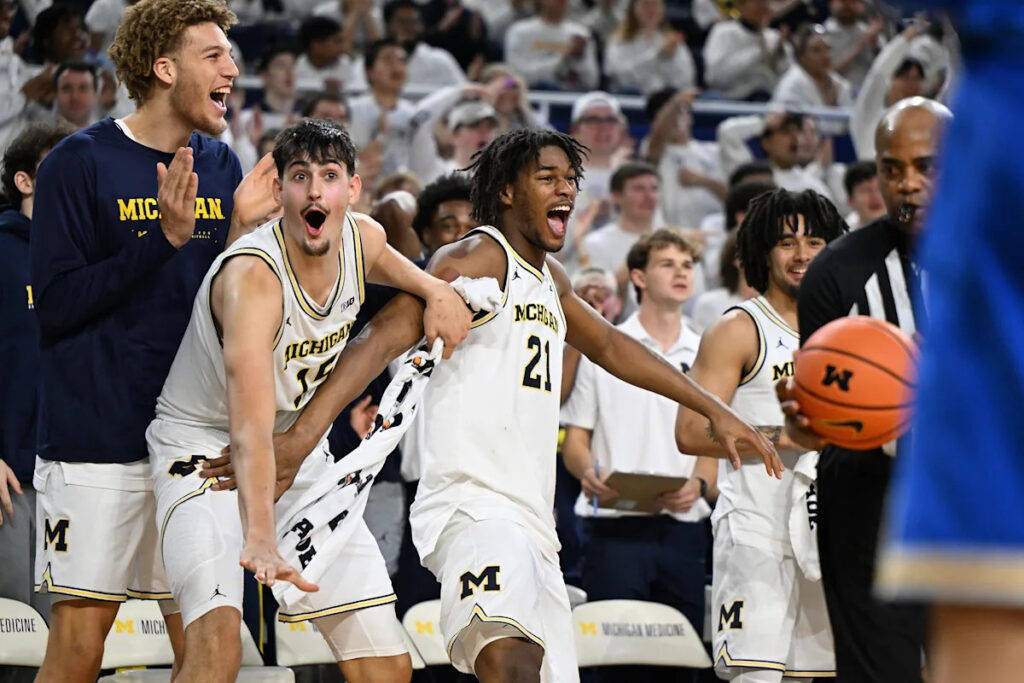 Michigan rises to No. 1 in AP Top 25 men’s hoops poll for 1st time since January 2013