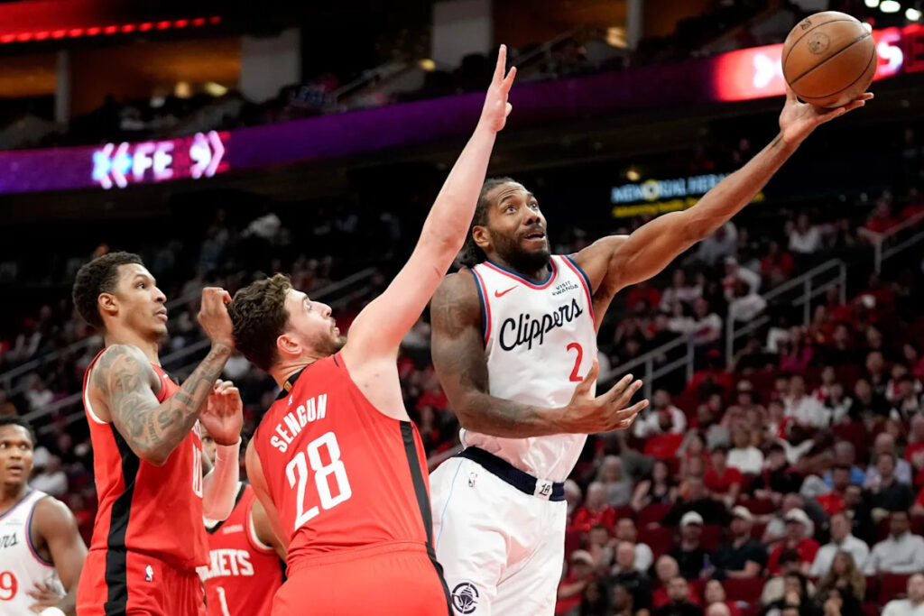 Kawhi Leonard hits a 3-point play with 2 seconds left as the Clippers beat the Rockets