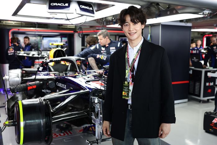 Choi Min-Ho poses for a photo in the Oracle Red Bull Racing garage.