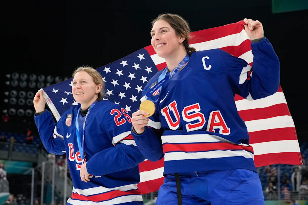 Knight delivers joke during ‘SNL’ appearance featuring US men and women hockey gold medal winners Knight delivers joke during ‘SNL’ appearance featuring US men and women hockey gold medal winners