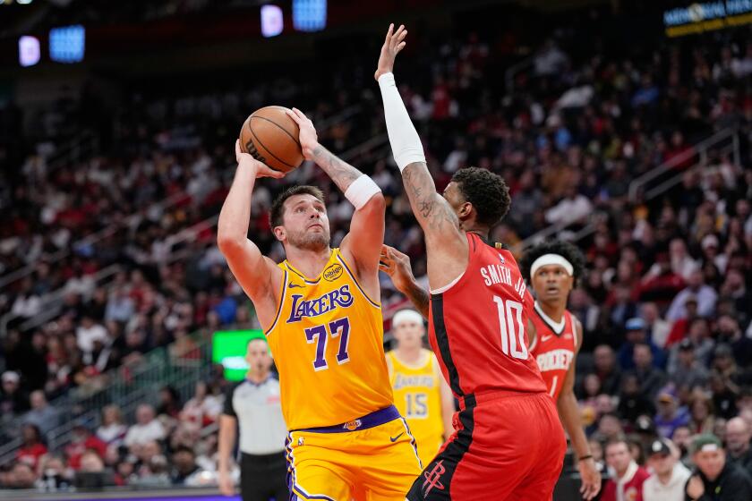Lakers surge late and defeat Rockets for their sixth consecutive win Lakers surge late and defeat Rockets for their sixth consecutive win