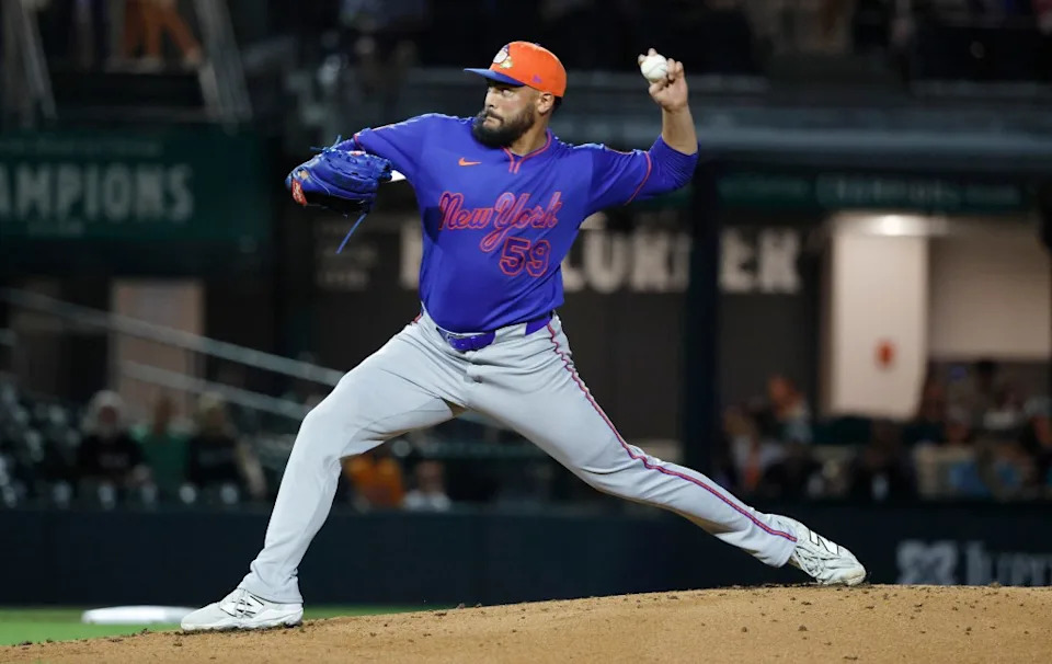 New York Mets pitcher Sean Manaea (59) pitches against the Miami Marlins during the first inning at Roger Dean Chevrolet Stadium. Rhona Wise-Imagn Images