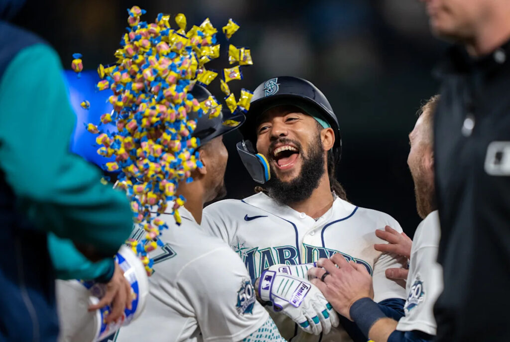 Captain Clutch completes comeback, Mariners walkoff Astros 8-7